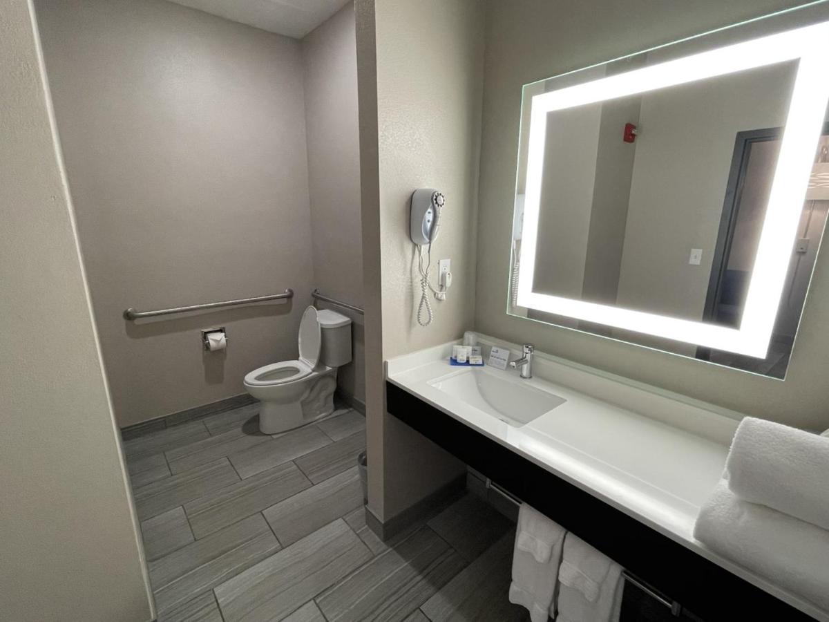 Holiday Inn Express Hotel And Suites Ada By Ihg Экстерьер фото