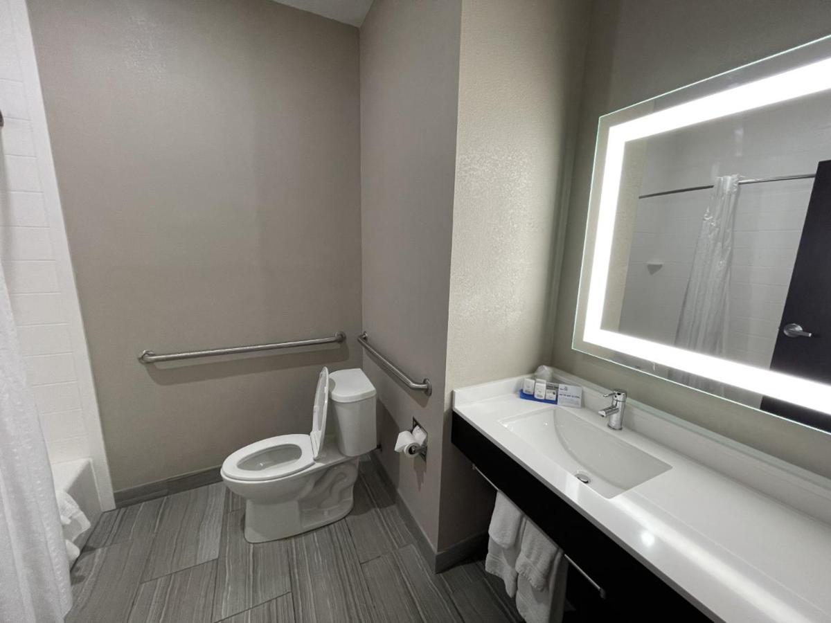Holiday Inn Express Hotel And Suites Ada By Ihg Экстерьер фото