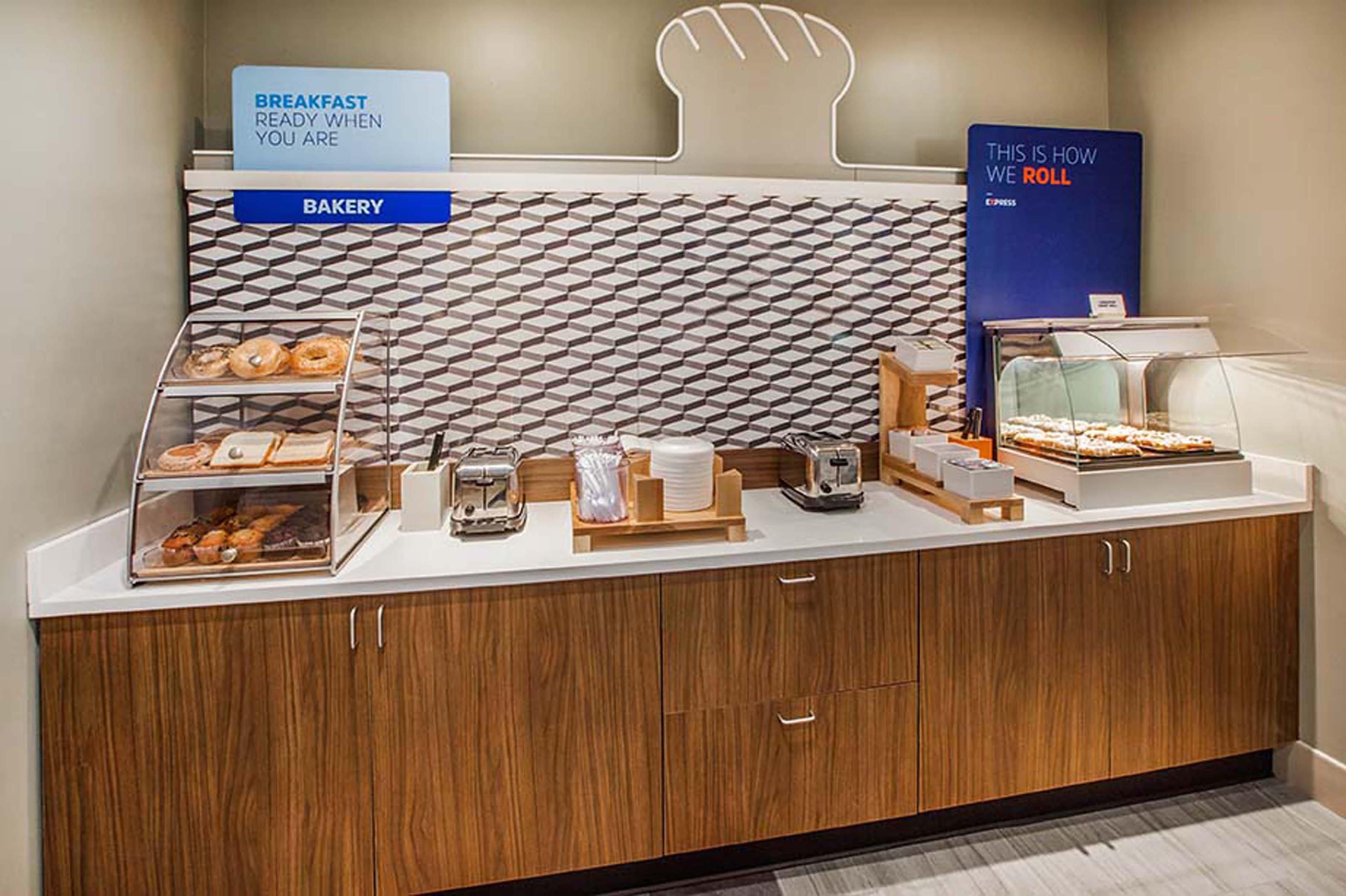 Holiday Inn Express Hotel And Suites Ada By Ihg Экстерьер фото